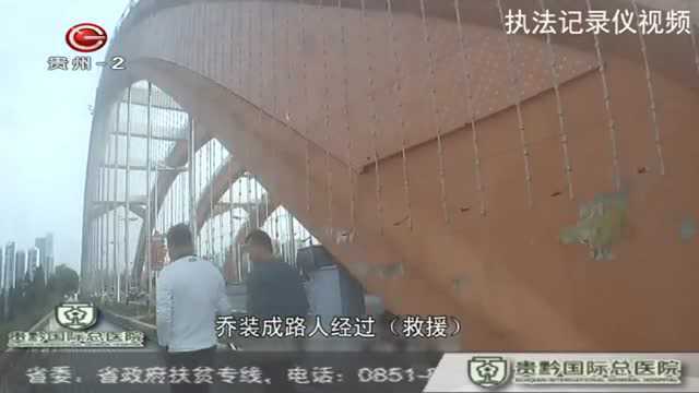 男子醉酒撒钱要轻生,民警现场“飙演技”,装成路人去解救!