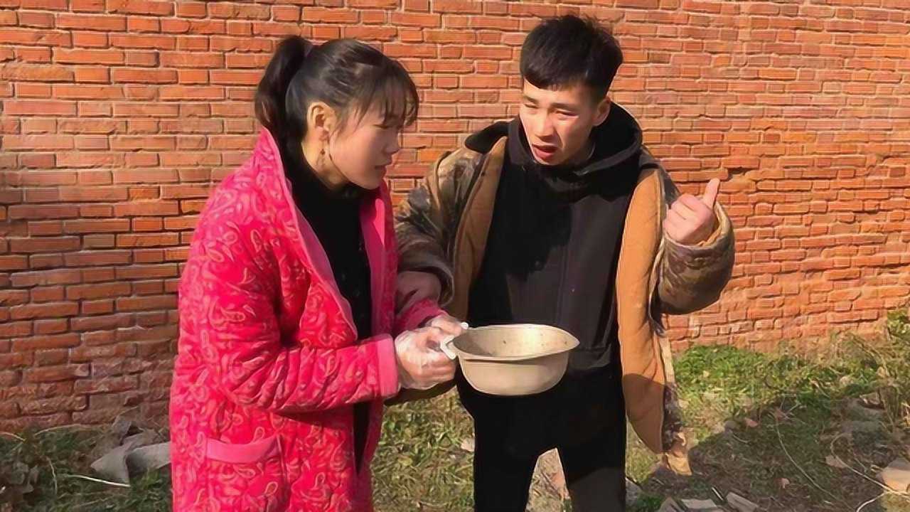 女總裁假扮乞丐要飯,窮小夥好心分她半個饅頭,次日驚喜來了