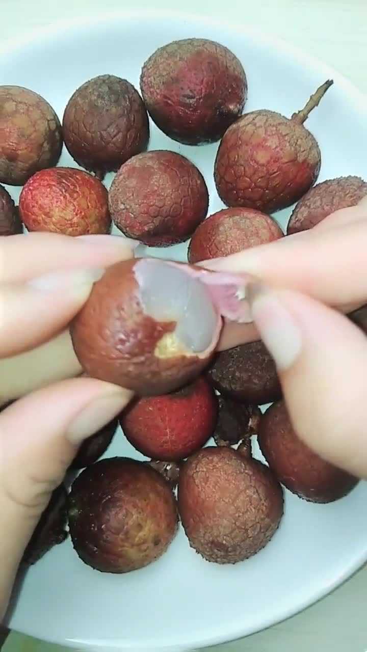 教你一招轻松剥荔枝,方法很简单的