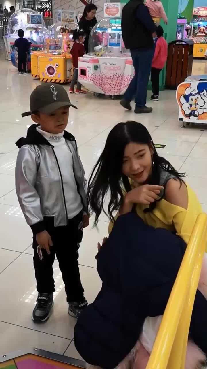 偶遇小马云范小勤私人保姆照顾他很悉心