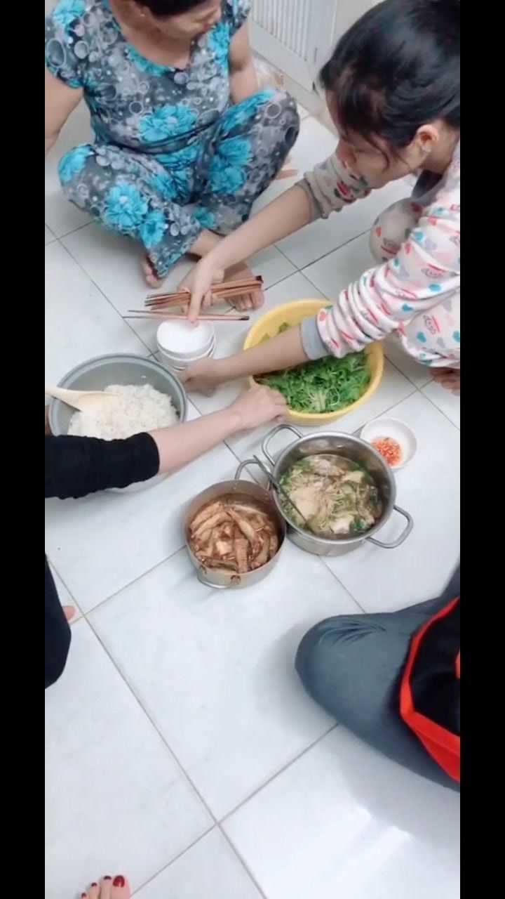 越南普通老百姓的生活习惯在地上坐着吃饭