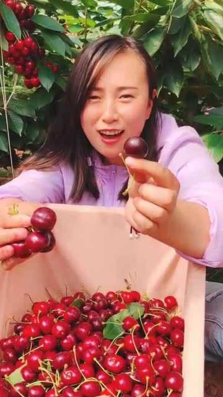 颜色这么深的樱桃,小姐姐一口咬下去,网友:快要馋哭了