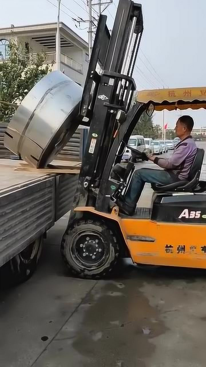 叉车卸车上的钢卷,那么重的东西,司机真有两下子