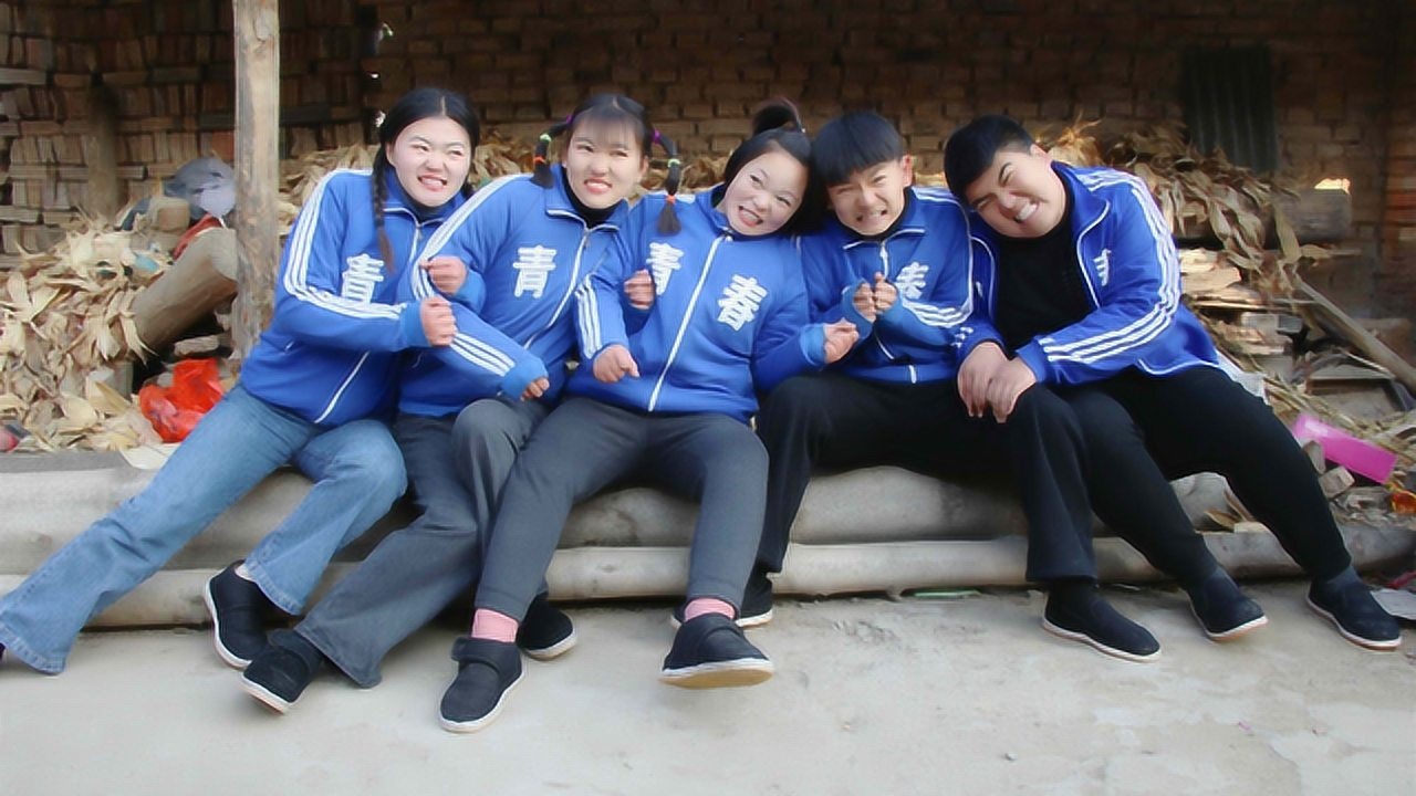 欢欢的童年欢欢和小伙伴玩挤豆渣多少人童年的回忆真好