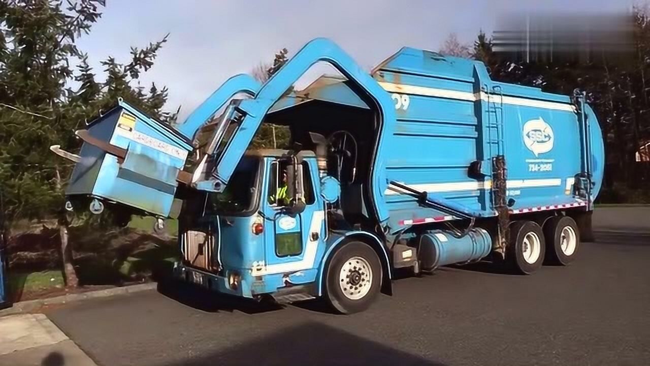 【环卫现实系列】国外前装式垃圾车自动化效率高,几乎不用人工