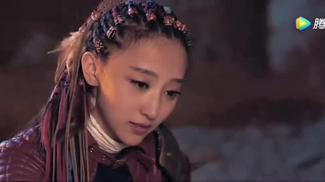 美女这服装太养眼了!