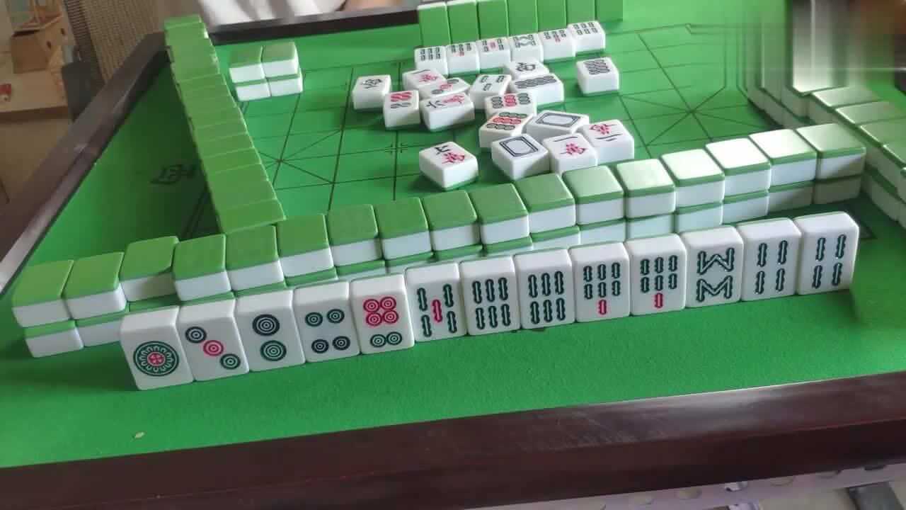 麻将:帅锅起手一手烂牌,慢慢捋,总有奇迹出现