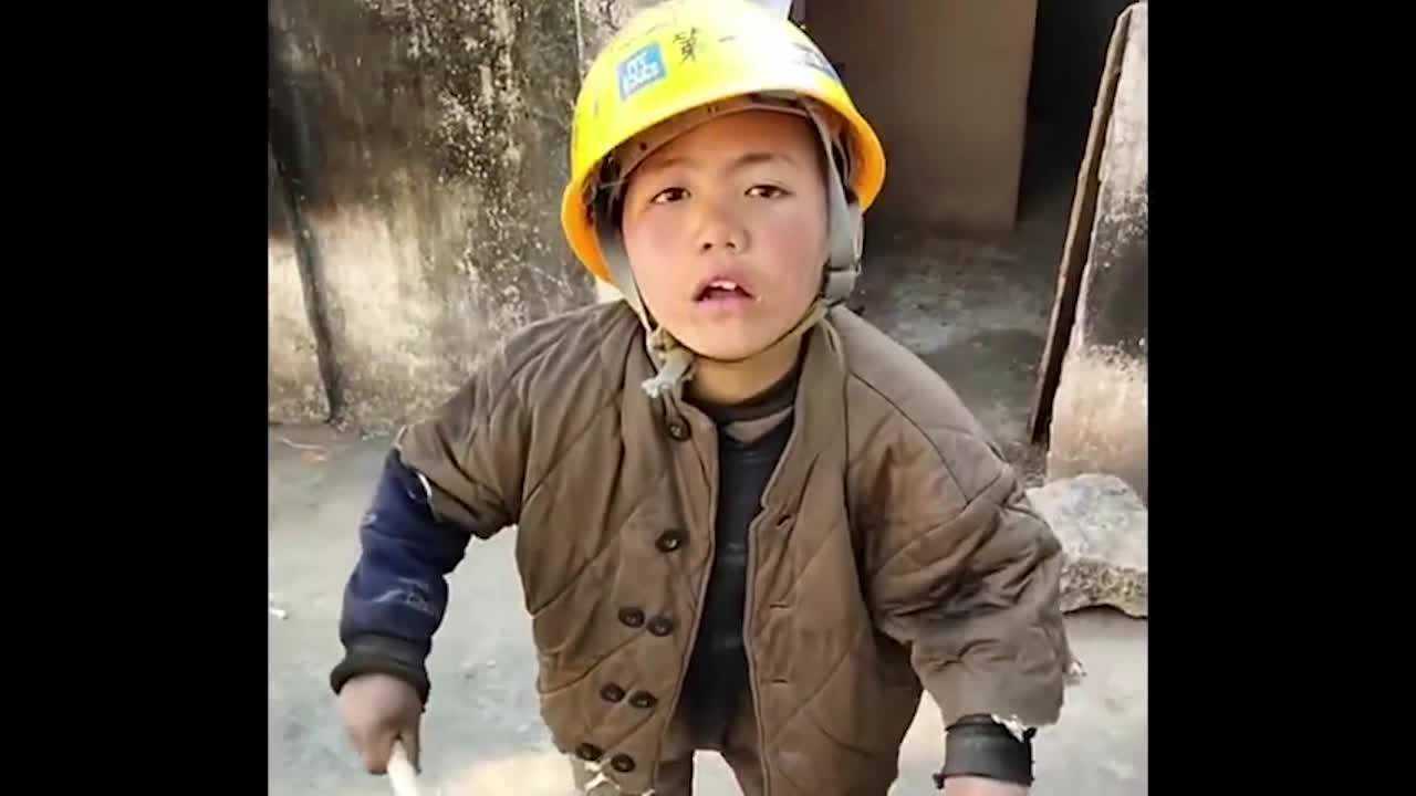 农村小男孩真会玩戴上耳机就控制不住自己了两个伙伴看愣了