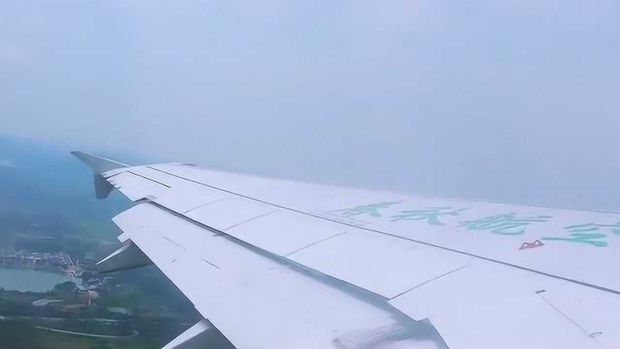 機翼視角實拍春秋航空起飛的全程在雲霧中穿梭