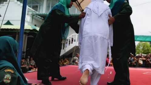 2名中国女子在新加坡被抓警官审讯时对其性侵最终被判处鞭刑