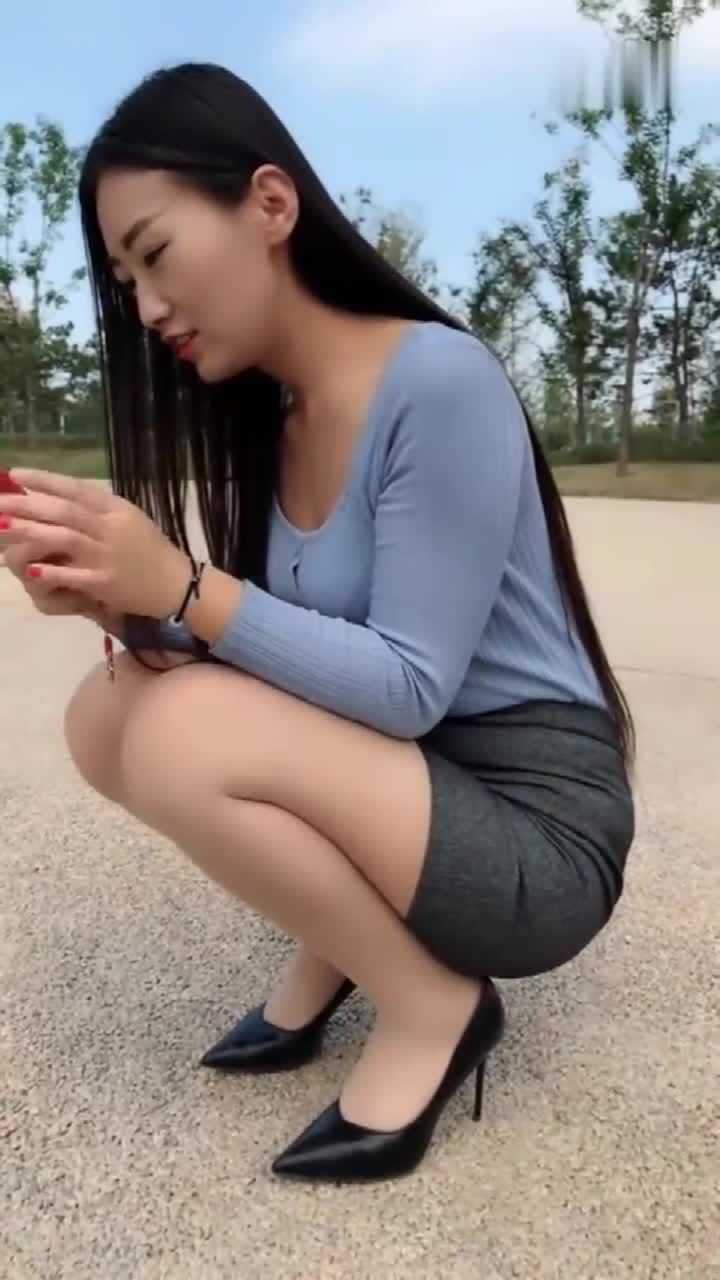 亚洲蹲很难吗?小姐姐蹲的不是挺好的