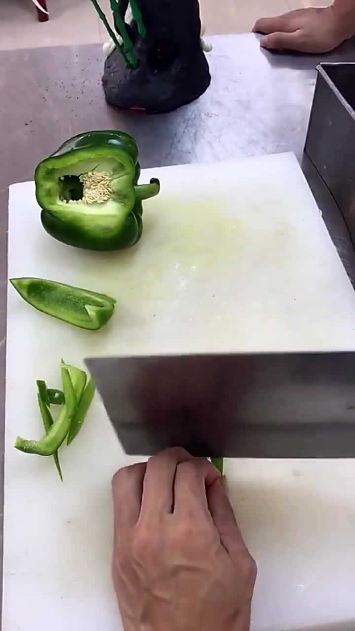 烹饪四大刀工之一:剞刀法之蓑衣花刀