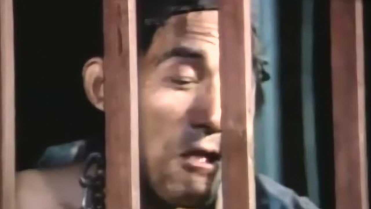 济公狱卒在济公面前大吃大喝没想瞬间酒菜都到牢里来了