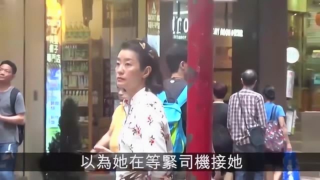 张新悦去店铺买东西 她颜值保持挺不错