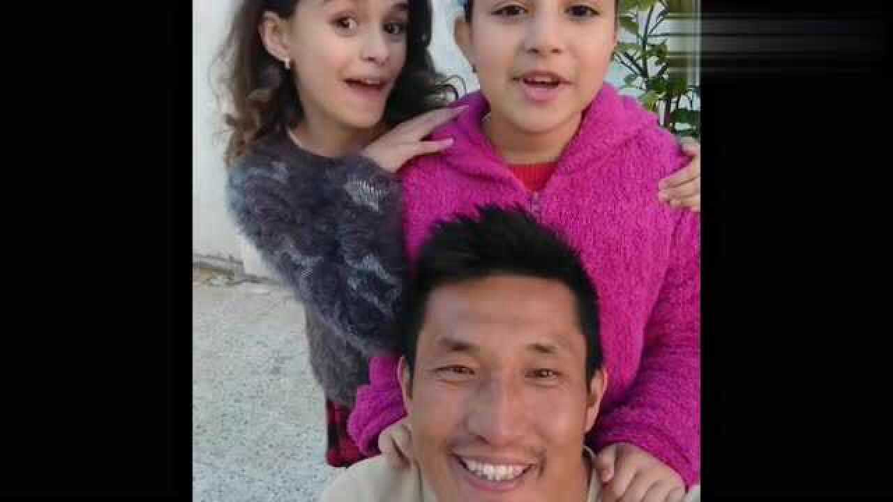 爸爸是中国人妈妈是阿拉伯人两个混血女儿颜值差距怎么这么大