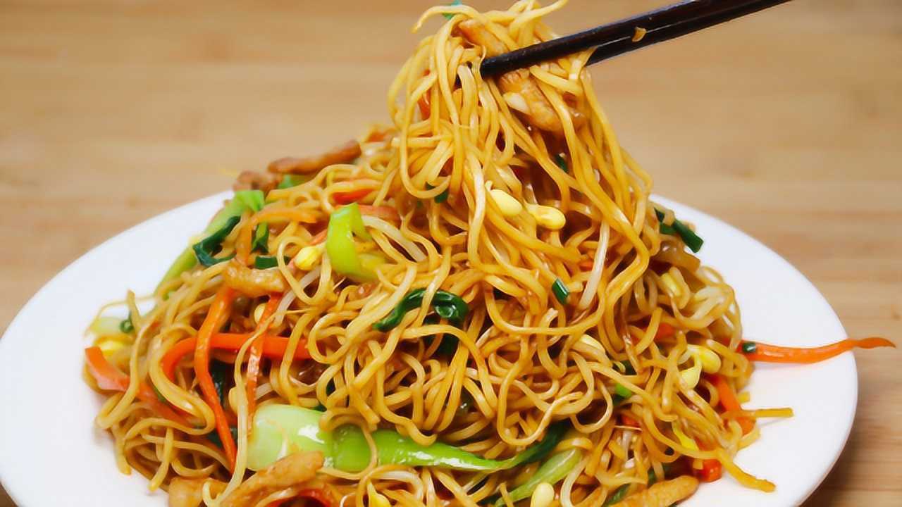 家常炒面的正确做法,食材普通,做法简单,看着都流口水,真香