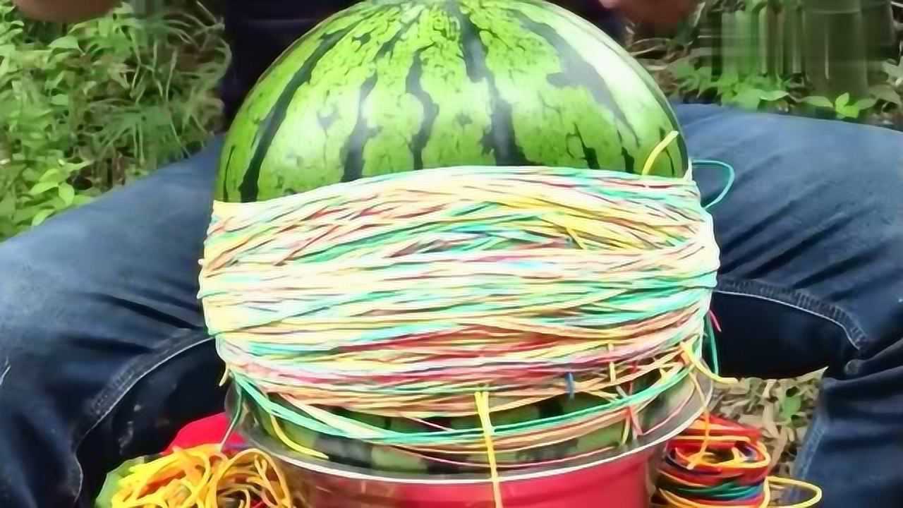 男子用皮筋勒西瓜,爆炸那瞬间吓我一跳