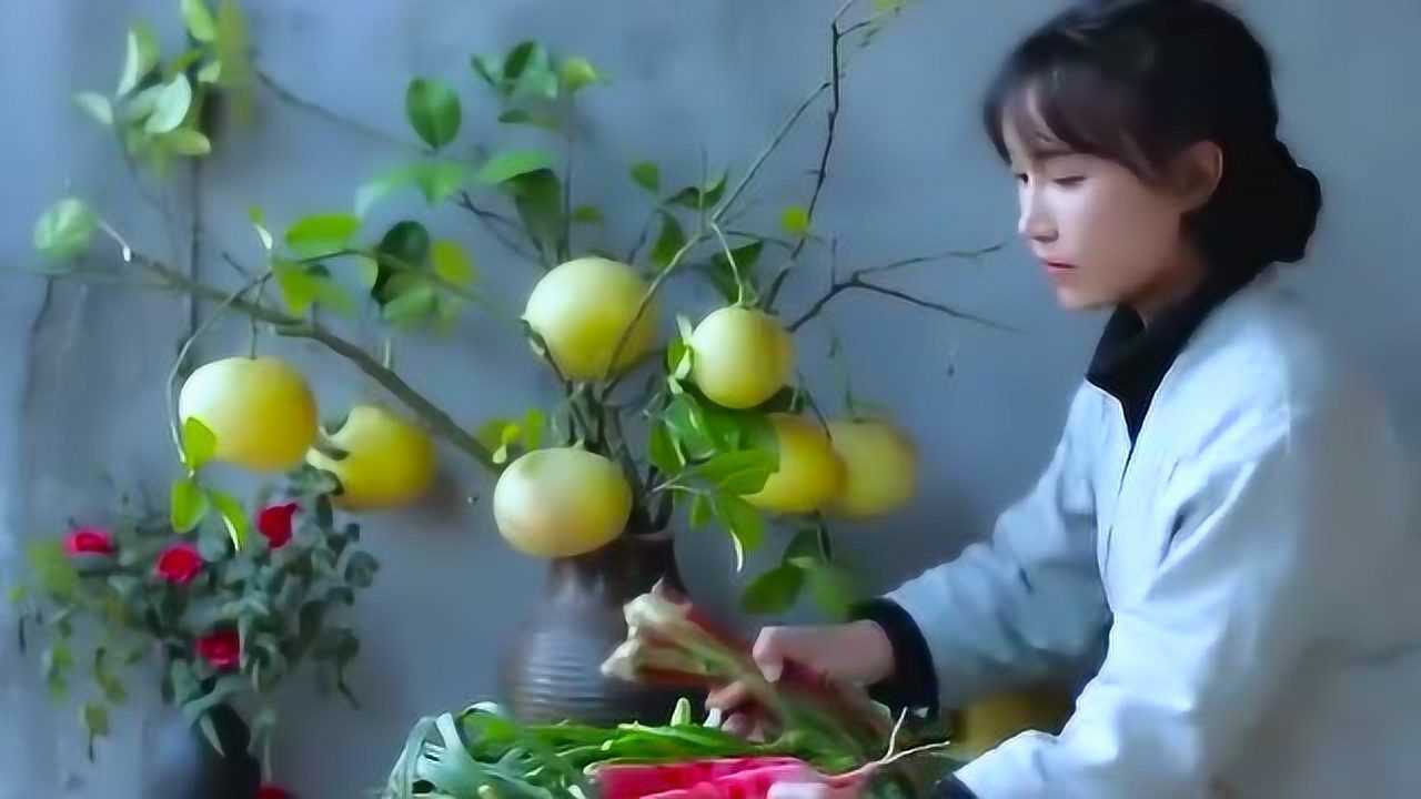 李子柒用土灶做烧鸡公,边做饭边欣赏雪景,真是羡慕