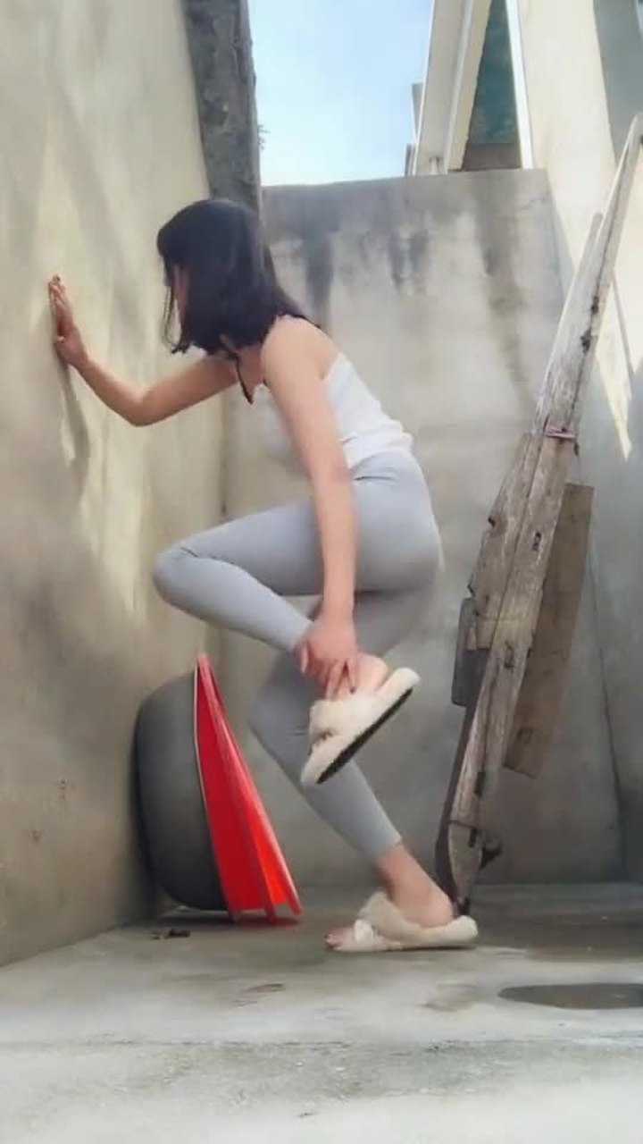 美女姑娘大跳热舞结果却崴脚了真是让人心疼