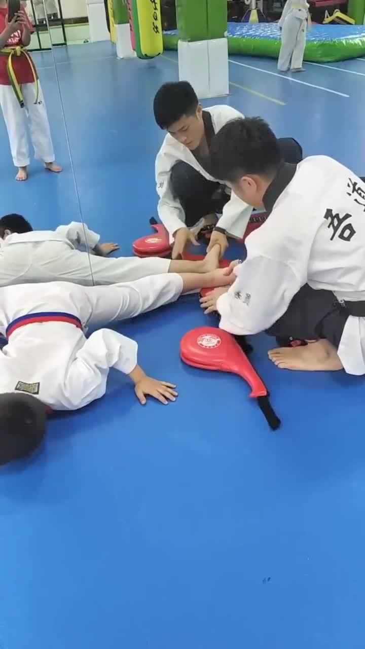 跆拳道这样压腿都已经很痛了还要把脚垫起来残忍
