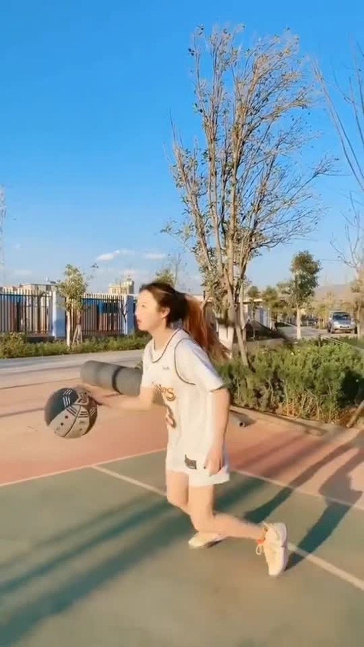 女孩打篮球是真的帅