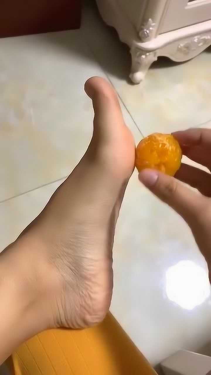 拿用脚踩过的橘子给老公吃没想到他都不带犹豫的直接放嘴里了