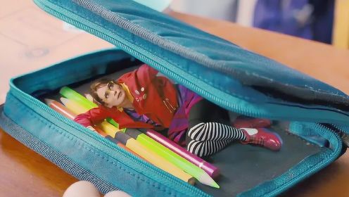 男孩发现女老师缩小后，将她藏进铅笔盒里，帮助自己考试作弊