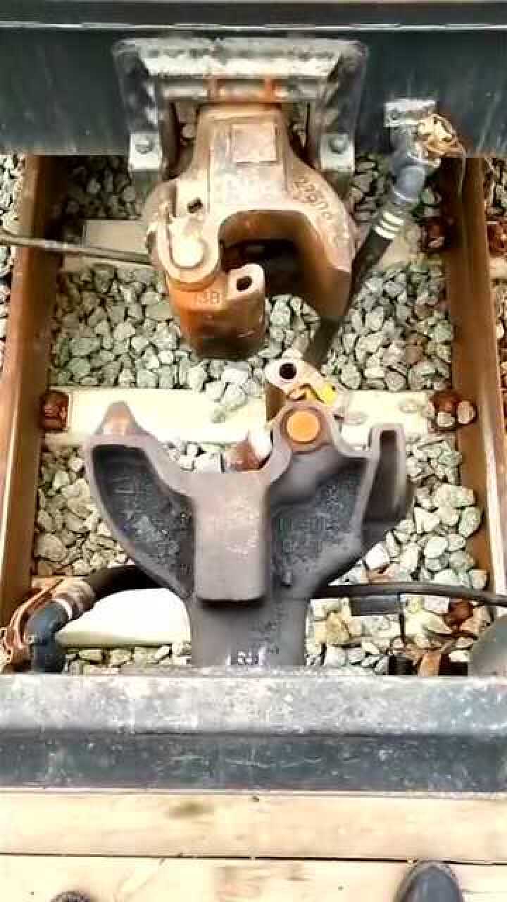 火车自动挂钩的原理,原来这么简单,真的涨见识了