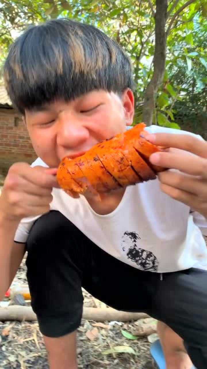 精神小伙超大烤火腿开吃