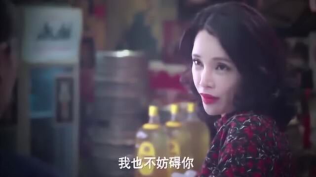 美女不满妙龄少妇勾引店主,故意刁难发泄心中怒火,做法还是太嫩了