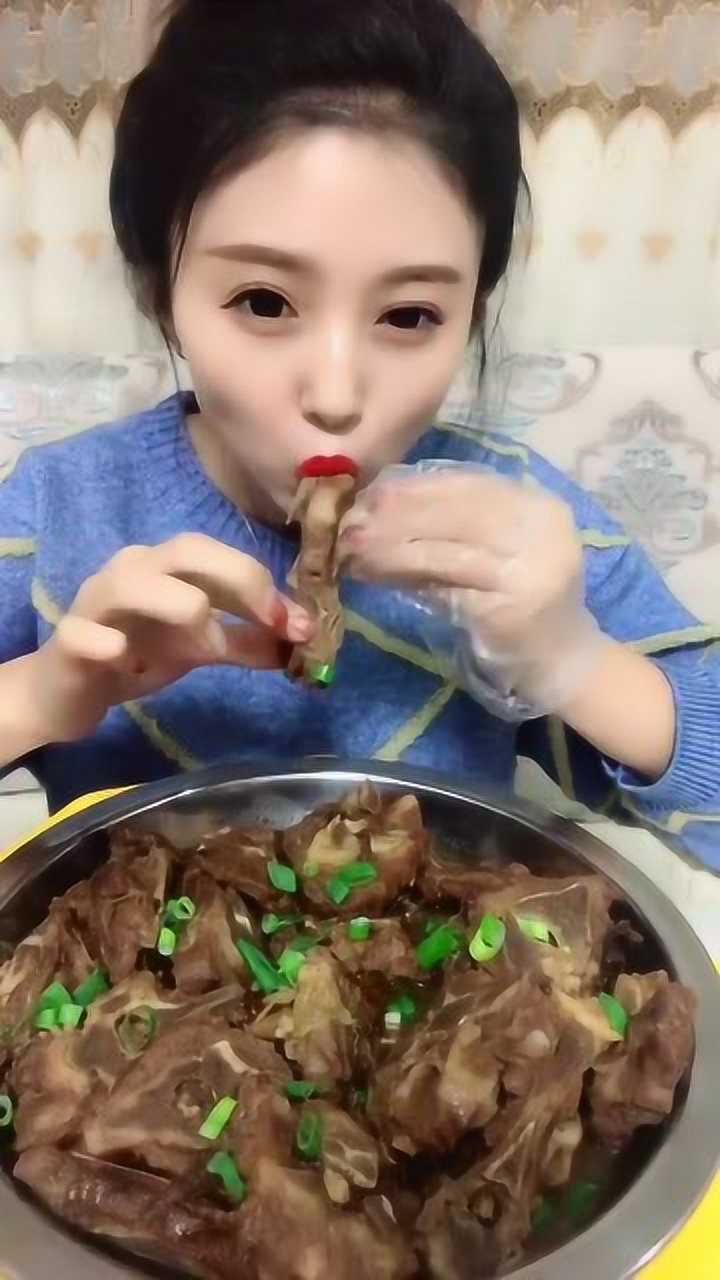 美女小姐姐吃羊蝎子大块吃肉的感觉真是太过瘾了网友真香