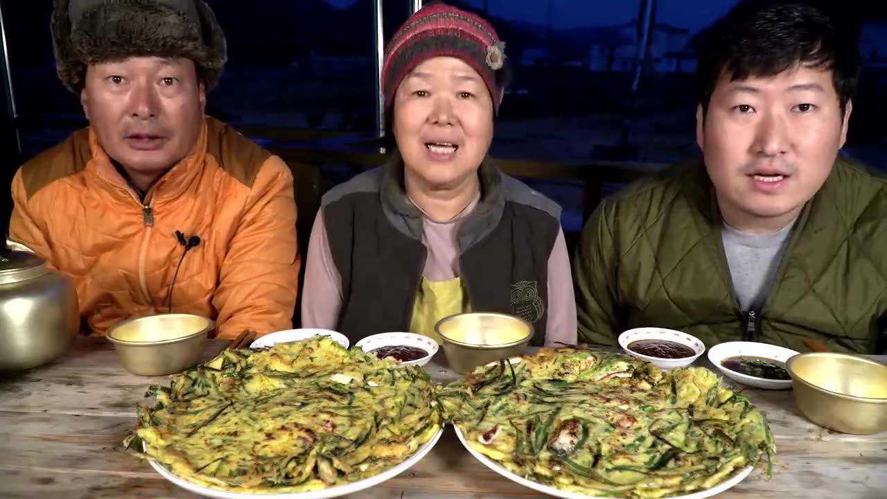 韩国大胃王吃播视频:兴森 一家人一起吃韭菜煎饼