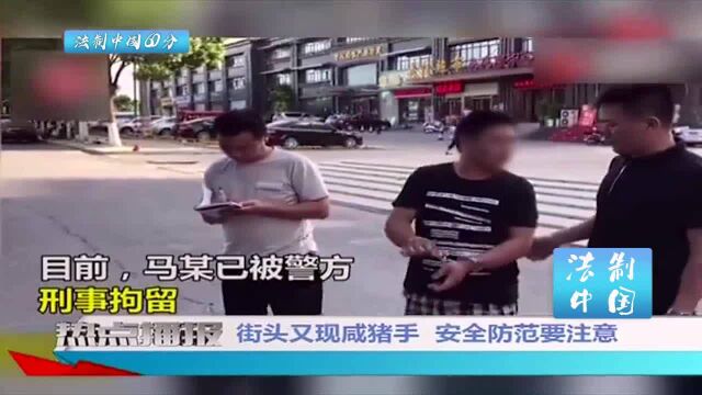 变态!猥琐男骑车街头疯狂“袭胸”,一脸得意令人憎恨不已!