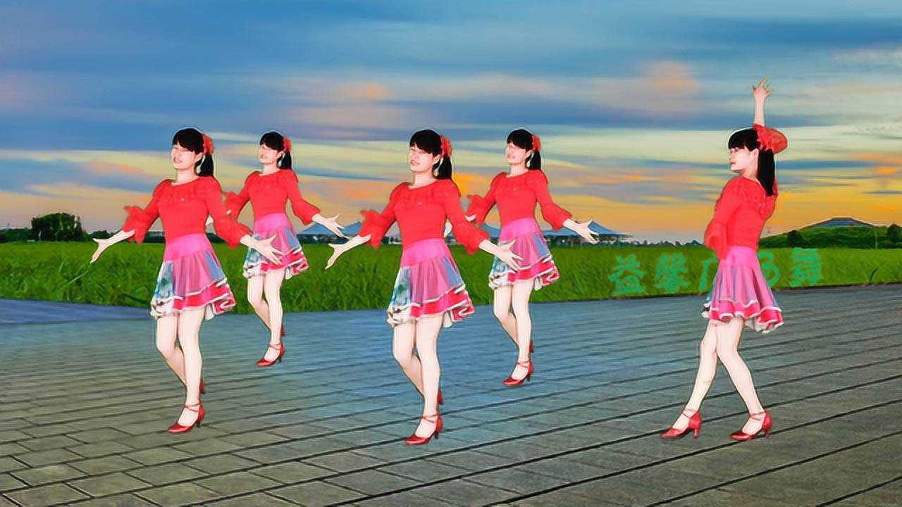 广场舞大眼睛听着纯朴的老歌踏起欢快的舞步感觉美美哒