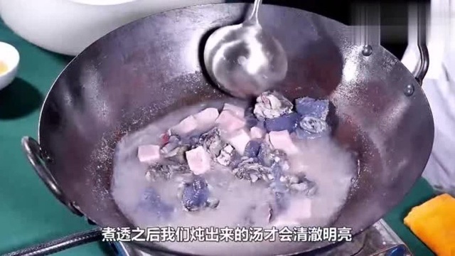 人参炖鸡的做法和功效:大厨教你做鲜人参炖乌鸡,炖汤有诀窍