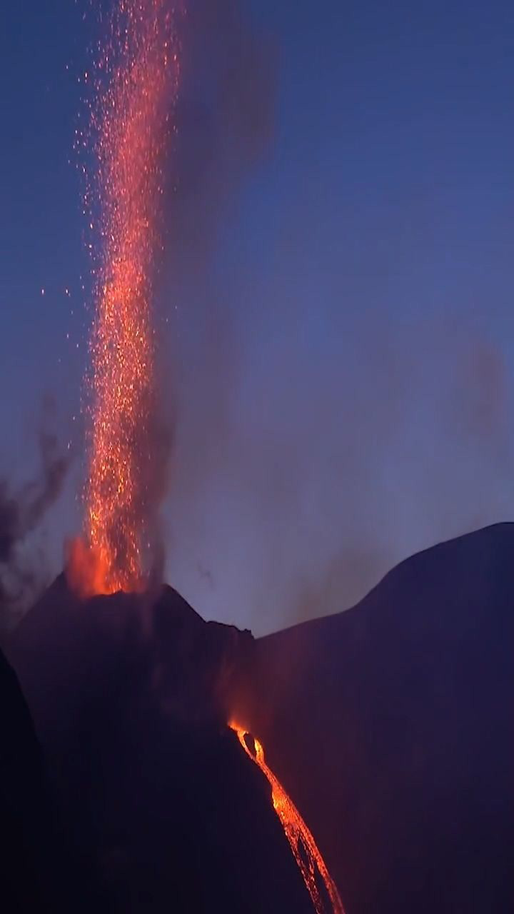 近距离见识一下火山爆发的壮观场面,这一幕真太震撼了