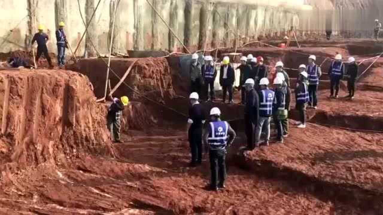 一共就几个工人在干活围观的比工人都多这些人是干啥的