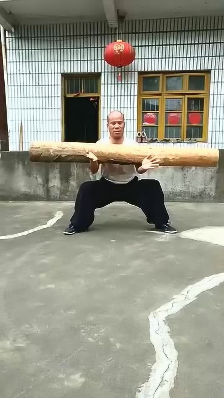 少林马步桩功抬起八十斤