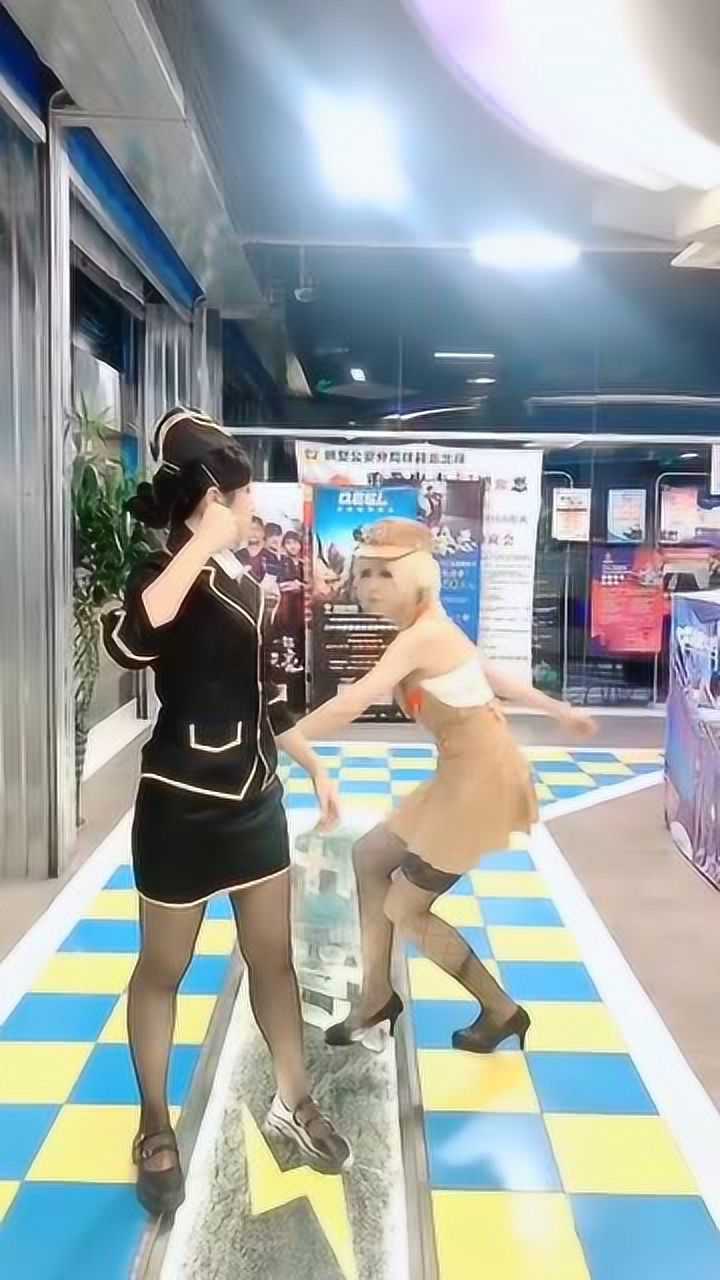 两个美女太搞笑了,这样的打架方式,笑的我肚子疼!