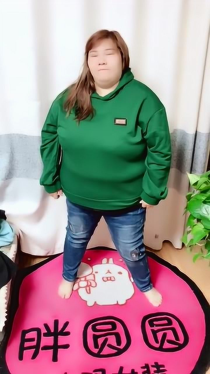 老公让胖圆圆站好别动,胖妞还真听话,老公忍不住笑了!