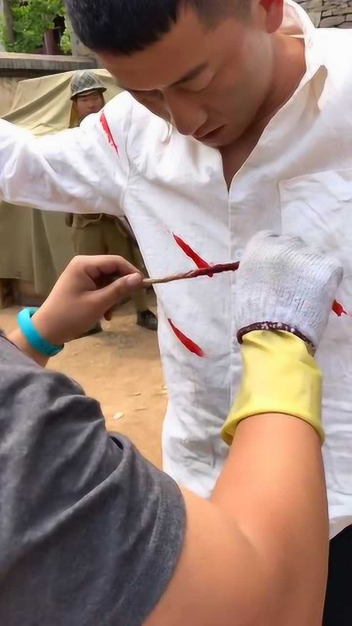 这个视频骗了多人原来电视里被鞭子抽打是这样伪装的拍戏现场