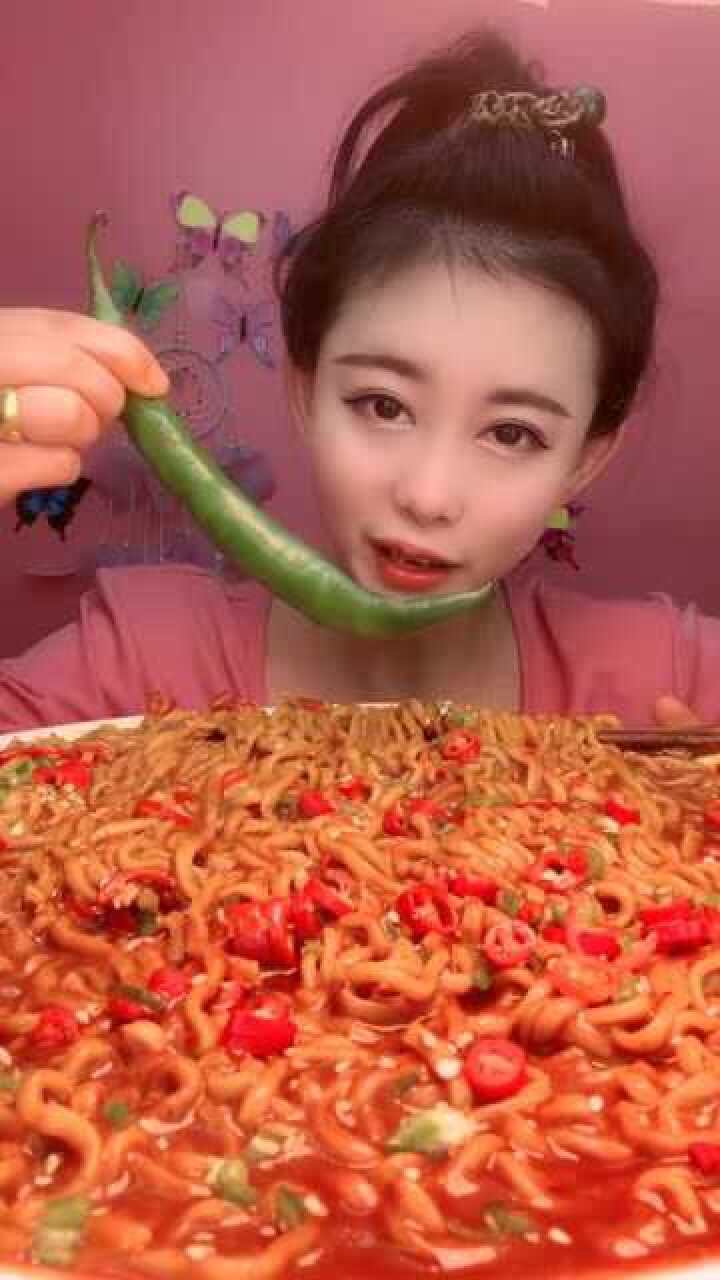 辣椒姐直播吃尖椒脸都辣红了