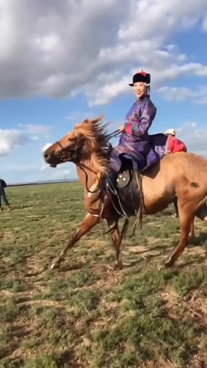 美丽的大草原蒙古姑娘骑马驰骋在草原上太精彩了为她赞美