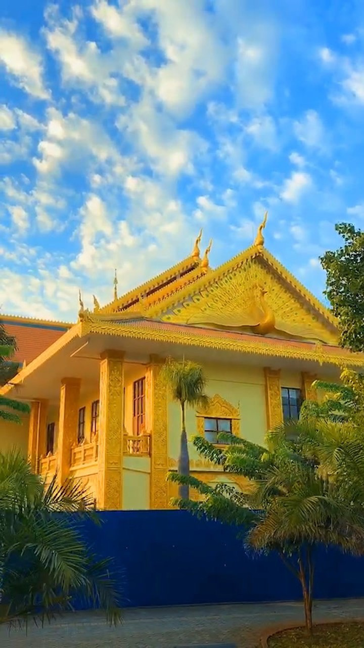 宏伟壮观云南德宏州少数民族风情的金色建筑