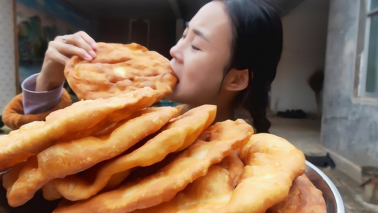 农村媳妇早餐7个炉底油条一碗粥猛吃猛喝网友吃得太豪放了