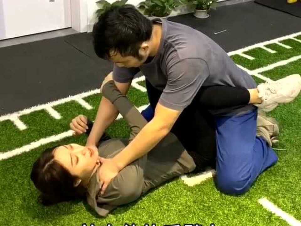 当美女被锁喉她会怎么解开这个锁喉功