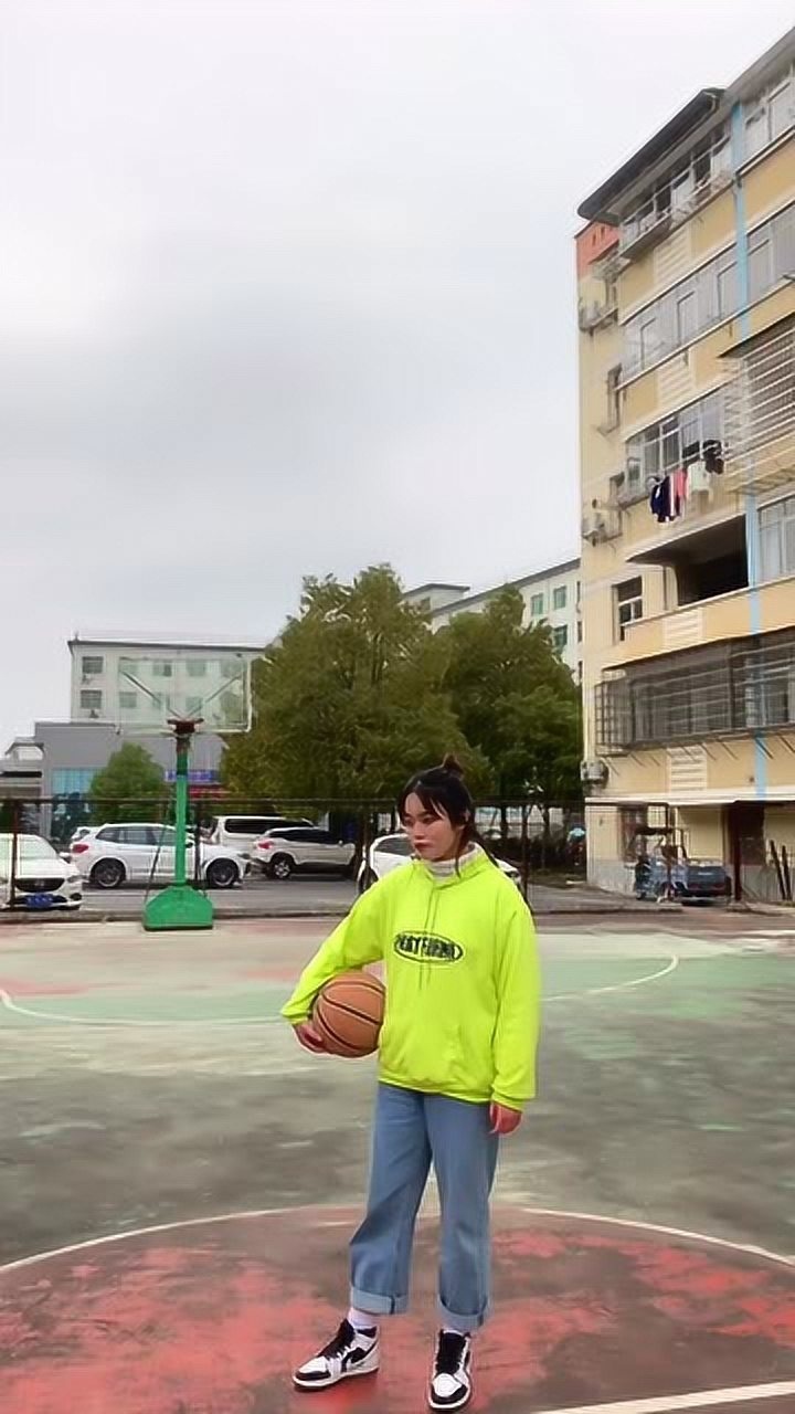 女生的三步上篮!