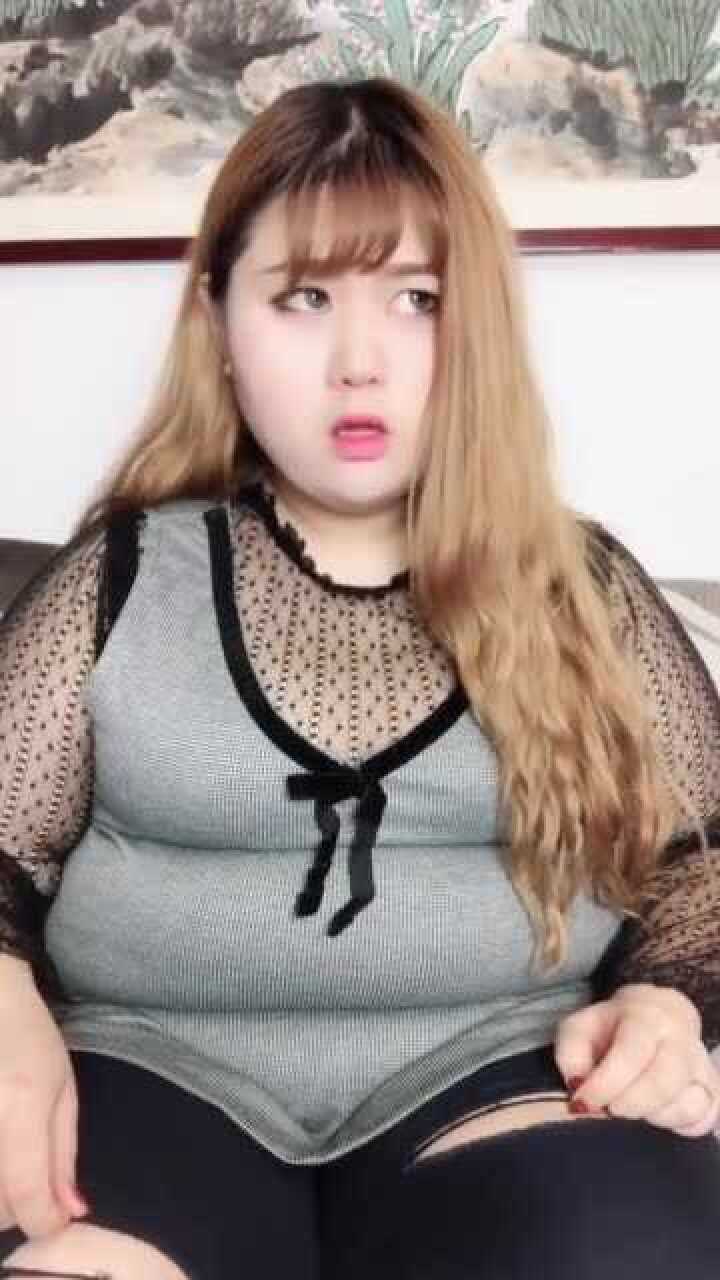 胖姐姐火了用手捧起肚子上的肉很搞笑