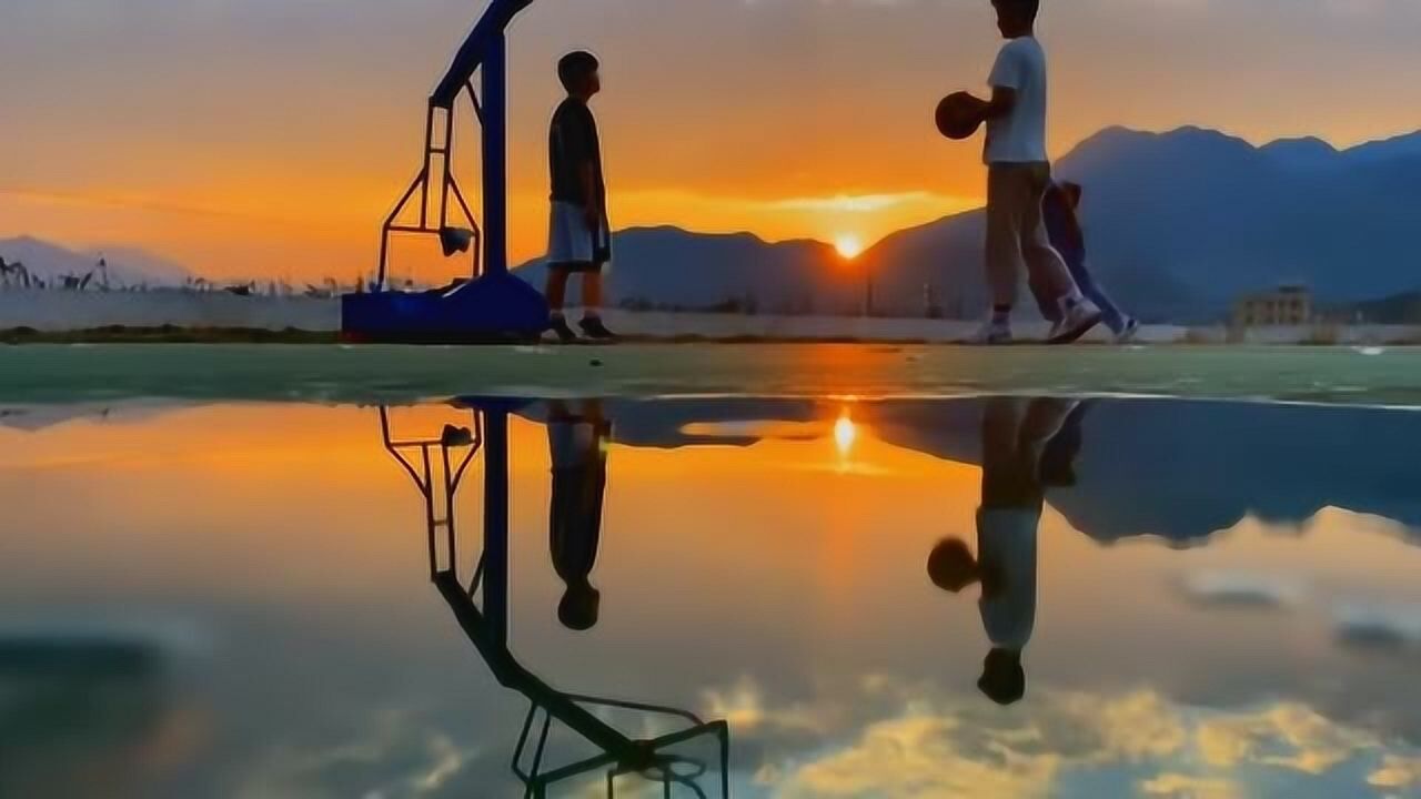 在落日夕阳下打篮球有时候很羡慕这些小孩子感觉他们无忧无虑的