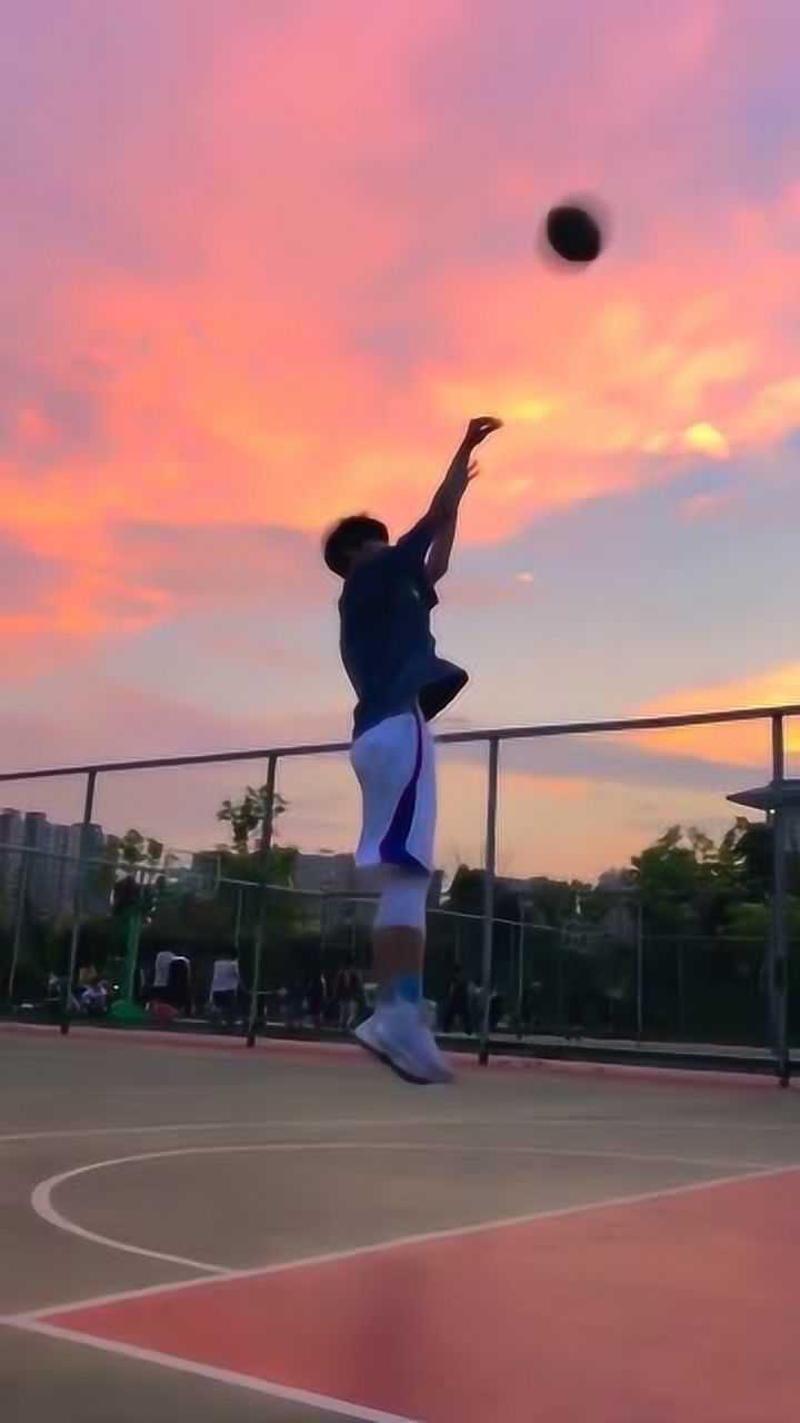 体育不好的女孩子,心里都有一个喜欢打篮球的男生